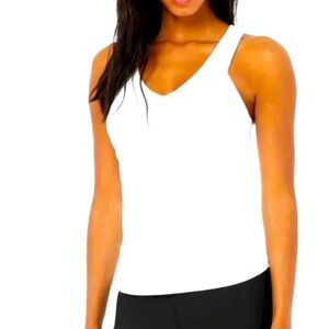ALO Yoga White Elevate Ribbed Tank Top Built-in Bra Size Medium